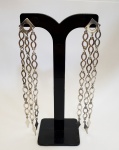 Par de brincões com corrente modelo infinito,  produzidos em prata de lei, maior comprimento : 11cm.