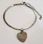 Pulseira produzida em prata de lei, com pingente de coração, comprimento aberto:21,2cm.
