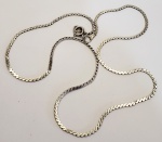 Colar produzido em prata de lei, corrente em estilizado design, comprimento fechado:20cm.