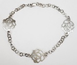 Pulseira produzida em prata de lei, contraste de teor 925ml, com representação de rosas, comprimento aberto:18cm.