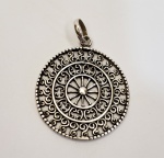 Pingente produzido em prata de lei, estilo mandala, maior comprimento:3cm.