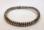 Pulseira produzida em prata de lei, modelo mola, comprimento aberto:18,5cm.