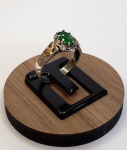 Anel de formatura produzido em prata de lei, com simbolos em filetação de ouro, com pedra verde símbolo da Enfermagem aro:13.