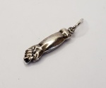 Pingente produzido em prata de lei, modelo figa, maior compriimento: 2,7cm.