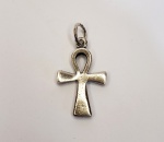 Pingente produzido em prata de lei, representando Cruz Ankh Ansata, maior comprimento:3cm.