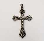 Crucifixo produzido em prata de lei, com pedras de marcassita, maior comprimento:3,3cm.