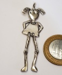 Grande pingente produzido em prata d elei, representando Menina, maior comprimento:6,5cm.