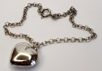 Pulseira produzida em prata de lei, corrente modelo elo português, com pingente representando Coração, comprimento aberto:18,5cm.
