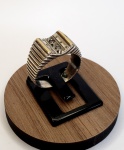 Anel em estilisado design produzido em prata de lei, com ornamentação de filetação em ouro e pedra de zircônia translúcida, aro:15.