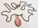 Colar produzido em prata de lei, com ornamentação de vidro artistico rosa, corrente modelo singapura, contraste de teor 925ml, comprimento fechado:20cm.