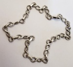 Pulseira produzida em prata de lei, com ornamentação de simbolos do infinito, comprimento aberto:21,5cm.
