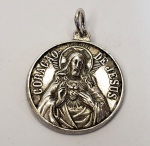 Pingente produzido em prata de lei, representando Sagrado coração de Jesus e Nossa Senhora da Aparecida , maior comprimento:2cm.