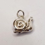 Pingente produzido em prata de lei,representando Caracol, maior comprimento:1,5cm.