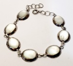 Belíssima pulseira produzida em prata de lei, com placa de madrepérola estiloso design, comprimento aberto:18,5cm.