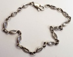 Pulseira produzida em prata de lei, com ornamentação de pedras translúcidas em reluzente brilho, comprimento aberto:17,5cm.