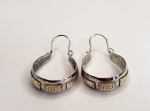 Belíssimo par de argolas produzidas em prata de lei, com filetações em ouro de origem egipcia, maior comprimento:2,5cm.]