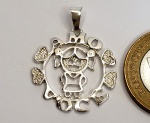 Pingente produzido em prata de lei, escrito AMO VOCÊ, com representação de Menina, maior comprimento:3cm.]
