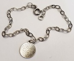 Pulseira produzida em prata de lei, com pingente representando de oração do Pai Nosso, comprimento aberto:18,5cm.