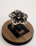 Belíssimo anelão produzido em prata de lei, com representação de flor em rico cinzel, design fenestrado, aro:15