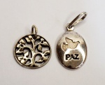 Lote contenbdo dois pingentes produzidos em prata de lei, maior comprimento:1,5cm.