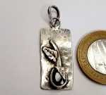 Pingente produzido em prata de lei, com ornamentação de pedra granada, maior comprimento:3cm.