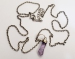 Colar produzido em prata de lei, corrente modelo cartier com pingente modelo figa em pedra ametista, comprimento fechado:24,5cm.
