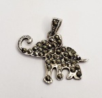 Pingente produzido em prata de lei, represnetando Elefante com pedrarias de Marcassita, maior comprimento:2cm.
