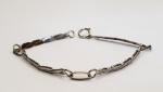 Estilizada pulseira produzida em prata de lei, comprimento aberto:17,5cm.