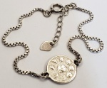 Pulseira produzida em prata de lei, representando pingente com fase das luas, comprimento aberto:16,5cm.