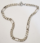 Colar produzido em prata d elei, corrente modelo figaro, omprimento aberto:19,5cm.