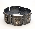 Curioso bracelete produzido em prata de lei, contraste de teor 925ml, comprimento aberto:17cm.