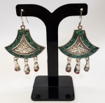 Par de brincões indiano produzido em prata de lei, ornamentado com turquesa e coral, maior comprimento:6cm.