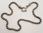 Pulseira produzida em prata de lei, corrente modelo bolinha, contraste de teor 925ml, comprimento aberto:18,5cm.