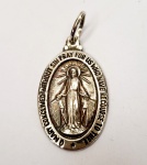 Medalha religiosa produzida em prata de lei, representando Virgem Maria, maior comprimento: 2,5cm.