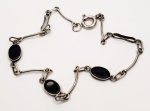 Pulseira produzida em prata de lei contraste de teor 925ml, com placa de ônix, comprimento aberto:18,5cm.