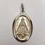 Pingente produzido em prata de lei, com representação de Nossa Senhora da Aparecida, maior comprimento:3,5cm.