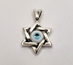 Pingente produzido em prata de lei, representando estrela de Davi com representação de Olho grego em vidro opalinado , maior comprimento:3cm.