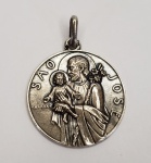 Pingente medalha religioso produzida em prata d elei, representando São José, maior comprimento:2,2cm.