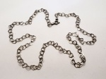 Colar produzido em prata de lei, com ornamentação de corações, comprimento fechado:22,5cm.