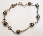 Pulseira produzida em prata de lei, com ornamentação de bolas, comprimento aberto:19cm.