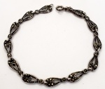Belíssima pulseira produzida em prata de lei, com ornamentação de pedras marcassitas, comprimento aberto:18cm.