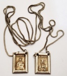 Escaoulário produzido em prata de lei, representando Sagrado coração de Jesus, e oração de Nossa senhora do Carmo, maior comprimento:33cm.