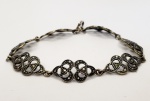 Pulseira produzida em prata de lei, estilizado design com pedra de marcassita, comprimento aberto:17,5cm.