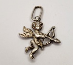 Pingente produzido em prata de lei, representando Cupido, maior comprimento:3,7cm.