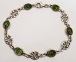 Pulseir aproduzida em prata de lei, com representação de pedras verde, conmprimento aberto:19cm.