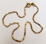 Linda pulseira produzida em OURO 18K, corrente modelo elos quadrados, obs: mola do fecho está ruim, comprimento aberto:18cm, peso 1,3gr.