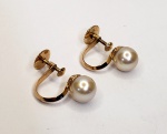 Lindo par de brincos produzidos em Ouro 18K, fecho de pressão com ornamentação de pérola, maior comprimento:1,5cm. peso: 2,3gr.