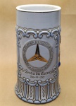  Caneca Comemorativa da 6ª Festa da Cerveja - Mercedes-Benz Brasil (1970)Caneca de cerâmica original confeccionada para a 6ª edição da tradicional Festa da Cerveja, organizada pela Associação Atlética Mercedes-Benz do Brasil em 26 de setembro de 1970.