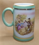 Caneca vintage em cerâmica esmaltada, com ilustração central inspirada em cenas românticas europeias dos séculos XVIII e XIX. A arte apresenta duas figuras femininas em trajes clássicos, uma tocando instrumento de cordas e outra com cesto de flores, em ambiente de jardim aristocrático. - LUIZ XV