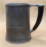Caneca Vintage Metálica  Estilo Clássico Inglês Peça antiga e colecionável, fabricada em metal tipo pewter (estanho), com alça preta e corpo cilíndrico robusto. Ideal para decoração, coleção ou uso temático em ambientes retrô. - MG